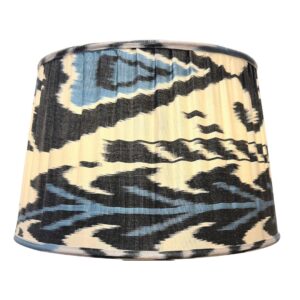 abat-jour plissé en ikat bleu et blanc